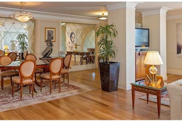 Dormir aux (5) étoiles et s’asseoir comme les stars